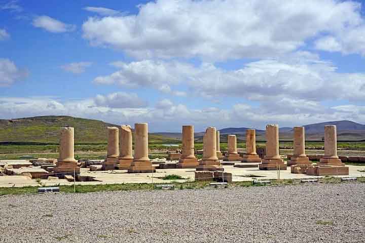 <p>Pasárgada, fundada por Ciro, o Grande, abriga um dos primeiros jardins persas. Assim, o espaço reflete a ideia original de paraíso terrestre. Além disso, sua concepção influenciou séculos de arquitetura posterior. Pasárgada, portanto, é raiz e inspiração.</p>
