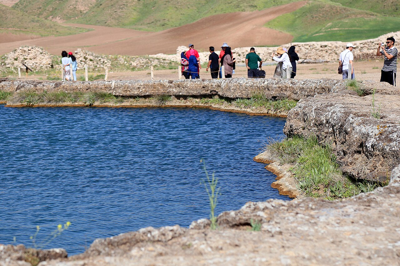 <p>Takht-e Soleyman reúne templo zoroastriano e palácio sassânida. Combina espiritualidade e poder político em um mesmo sítio. O lago central reforça a aura mística e a importância simbólica do lugar.</p>
