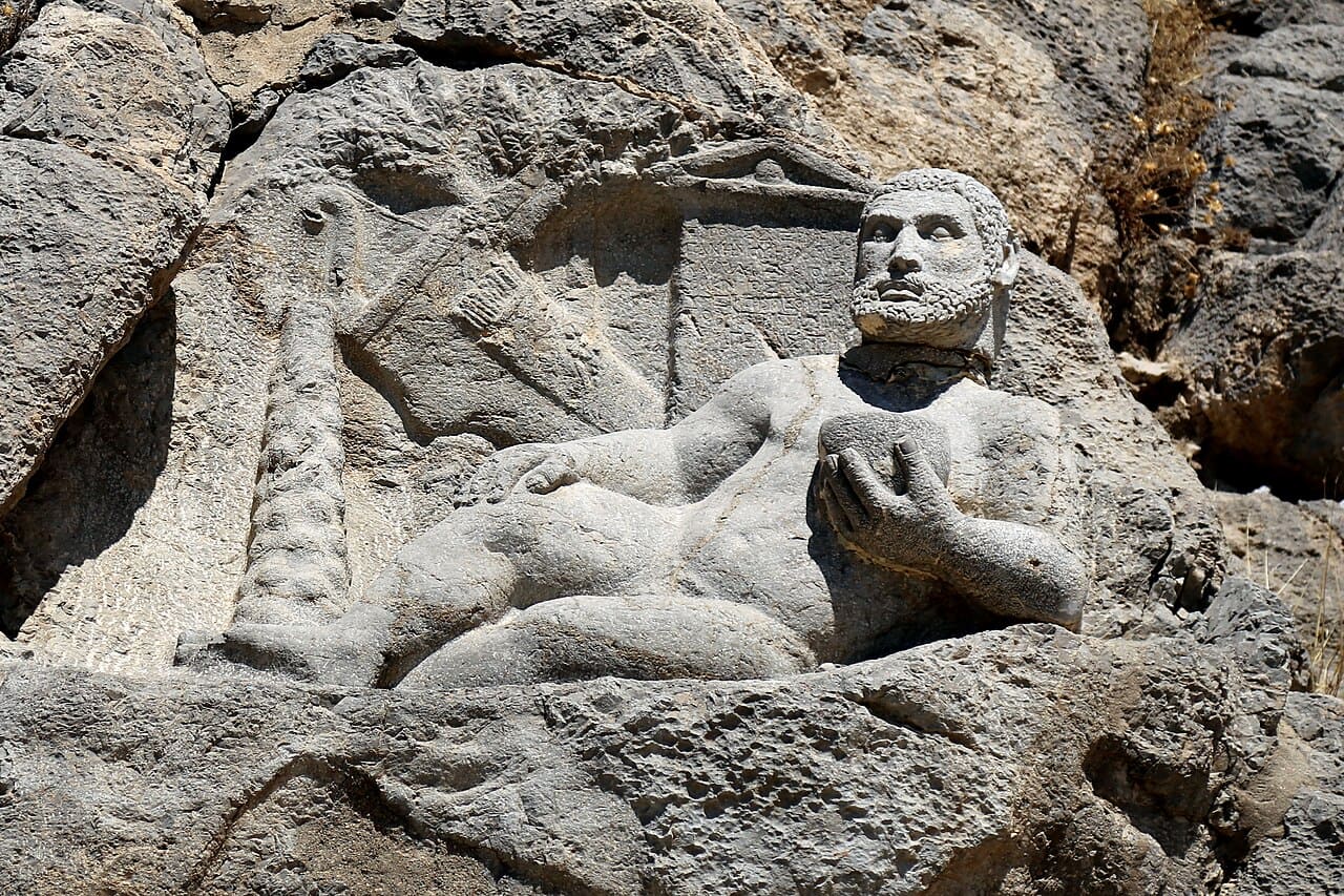 <p>O relevo de Bisotun, gravado em rocha, registra vitórias de Dario I. É documento histórico e artístico de grande valor. As inscrições em várias línguas revelam a diversidade do império e sua comunicação.</p>
