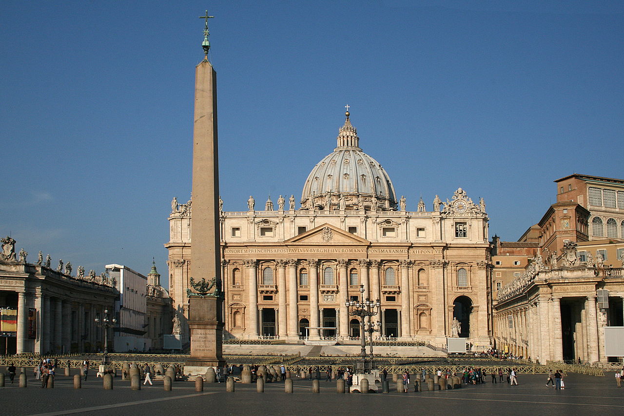 Localizado na Praça de São Pedro, o obelisco do Vaticano é um dos mais famosos do mundo. Construído em granito vermelho de Assuão, com 40 metros de altura, foi levado para Roma por ordem de Calígula e colocado no Circo de Nero. Testemunhou martírios de cristãos, incluindo São Pedro, e em 1586 foi transferido para sua posição atual, recebendo uma cruz no topo como símbolo de fé e esperança.