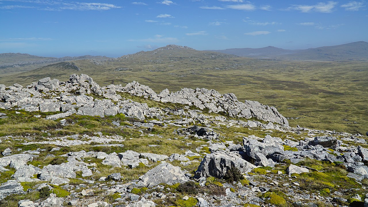 Mount Longdon é um dos locais mais marcantes da Guerra das Malvinas, cenário de uma das batalhas entre tropas britânicas e argentinas. Hoje, preserva trincheiras e memoriais que homenageiam os soldados caídos.