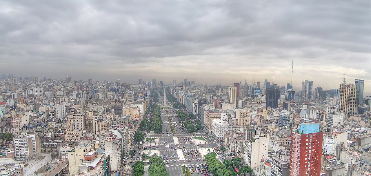 Inaugurado em 1936, o Obelisco de Buenos Aires está no cruzamento das avenidas 9 de Julio e Corrientes, tornando-se referência urbana e ponto de encontro. É palco de manifestações culturais e políticas e foi ornamentado durante as Olimpíadas da Juventude em 2018. Hoje, é um dos ícones mais reconhecidos da capital argentina.