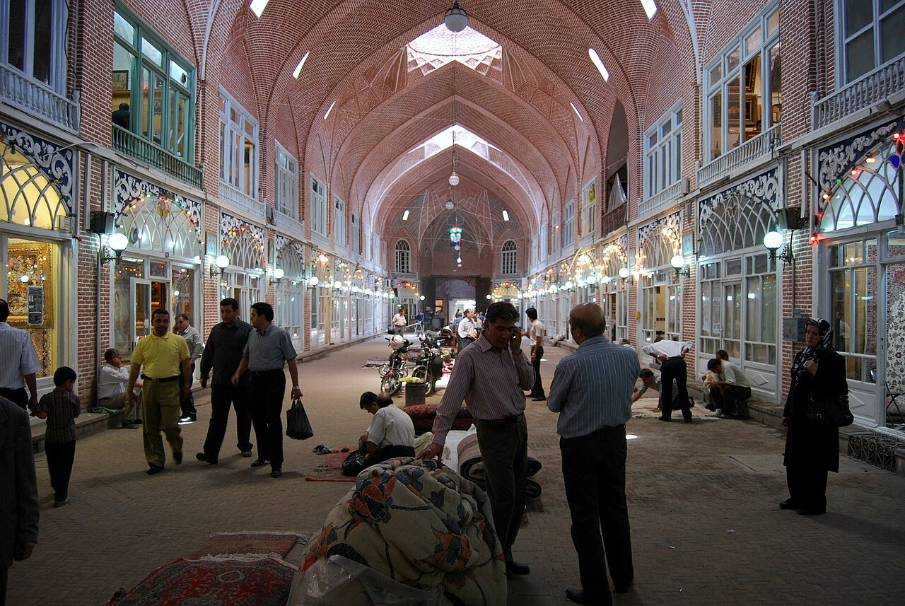 <p>O Bazar de Tabriz é um dos maiores mercados cobertos do mundo. Revela a importância comercial da Rota da Seda. Sua arquitetura preserva tradições mercantis e sociais que ainda sobrevivem.</p>

