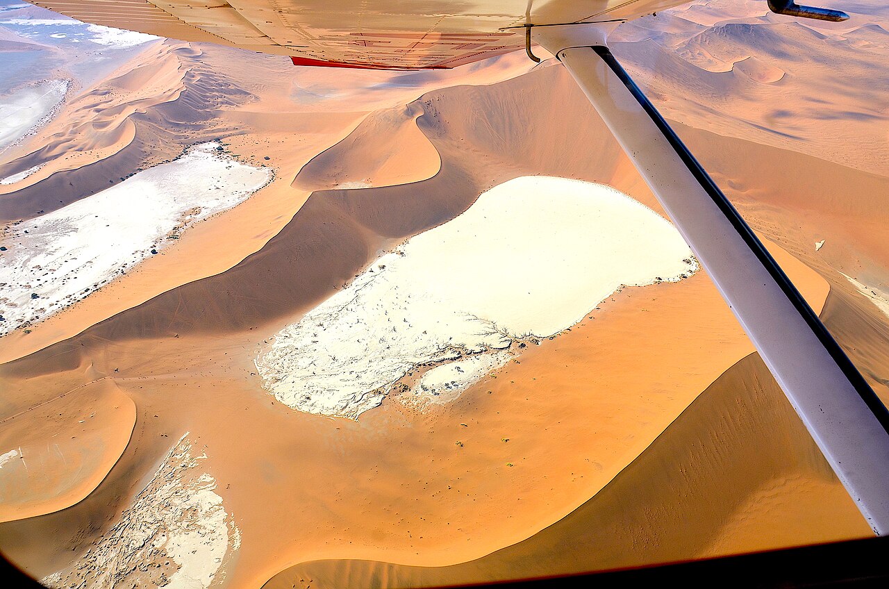 Mais que uma atração turística, Sossusvlei é símbolo da Namíbia. Sua paisagem icônica aparece em cartões-postais, filmes e fotografias que divulgam o país ao mundo. Portanto, conhecer Sossusvlei é compreender a essência da Namíbia e sua íntima relação com o deserto.