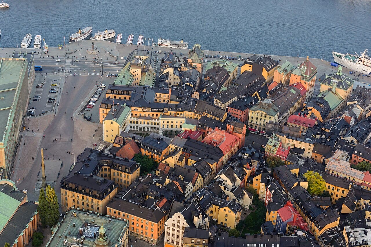 <p>Estocolmo (Suécia) — Gamla Stan, com suas ruas estreitas e coloridas, contrasta com a arquitetura contemporânea das ilhas vizinhas. Estocolmo mostra como tradição e modernidade podem coexistir em perfeita harmonia.</p>
