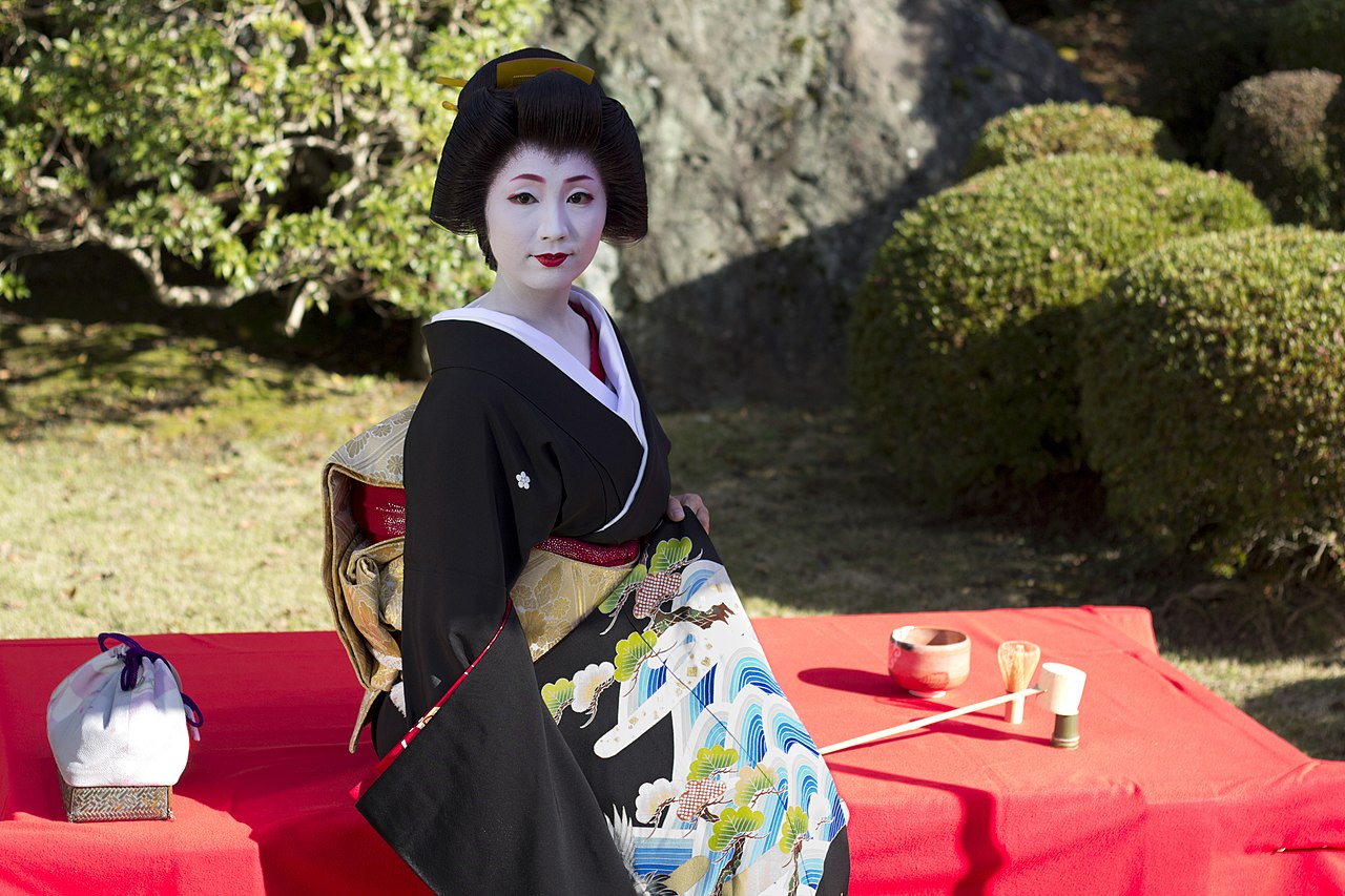 <p>Já o tomesode, quimono formal destinado a mulheres casadas, exemplifica como status social se traduz em vestimenta. Seus detalhes reforçam a importância da tradição secular.</p>
