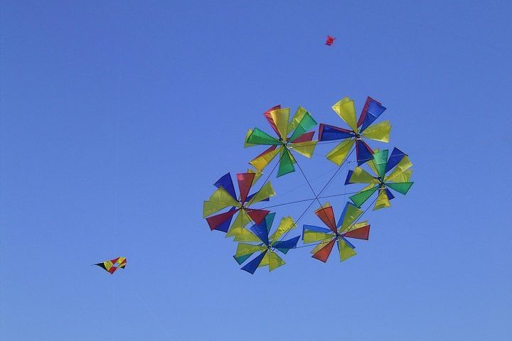 <p>No século 18, por exemplo, pipas foram usadas em experimentos sobre eletricidade atmosférica, ajudando a ampliar o conhecimento científico da época.</p>
