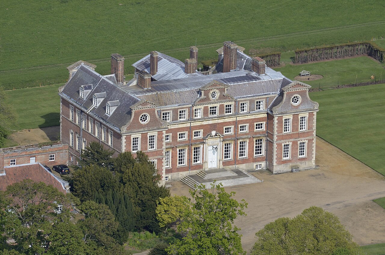 Raynham Hall – Localizada em Norfolk, na Inglaterra, a mansão é associada à lenda da Dama Marrom. A figura seria o espírito de Lady Dorothy Walpole, que viveu no local e foi esposa do segundo visconde Townshend. A história ganhou fama mundial após uma suposta aparição ser fotografada na escadaria em 1936.