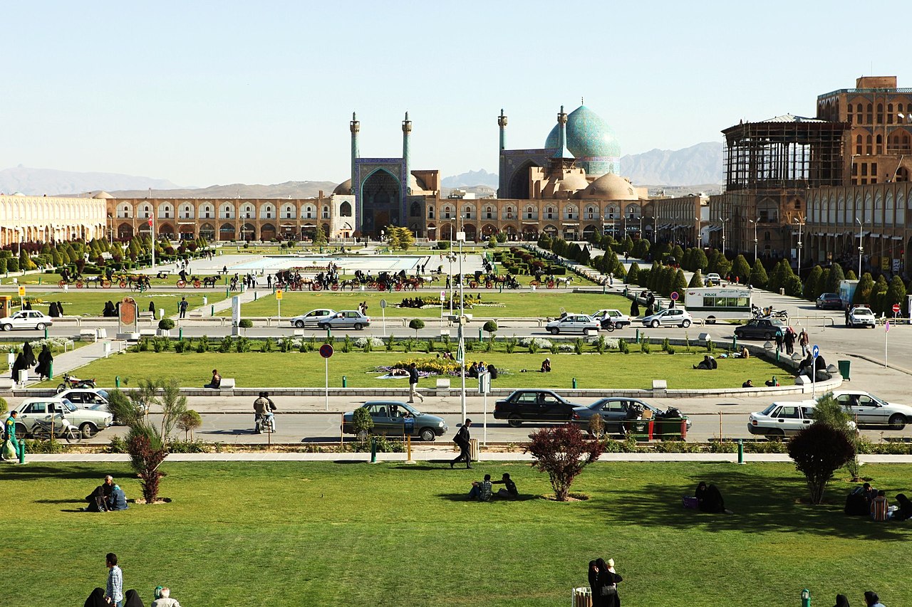 <p>Embora famosa por sua arquitetura islâmica, Isfahan tem raízes que remontam à Antiguidade. Foi habitada desde tempos pré-históricos e floresceu sob diversas dinastias. Suas pontes, mesquitas e praças refletem séculos de continuidade urbana e cultural.</p>

