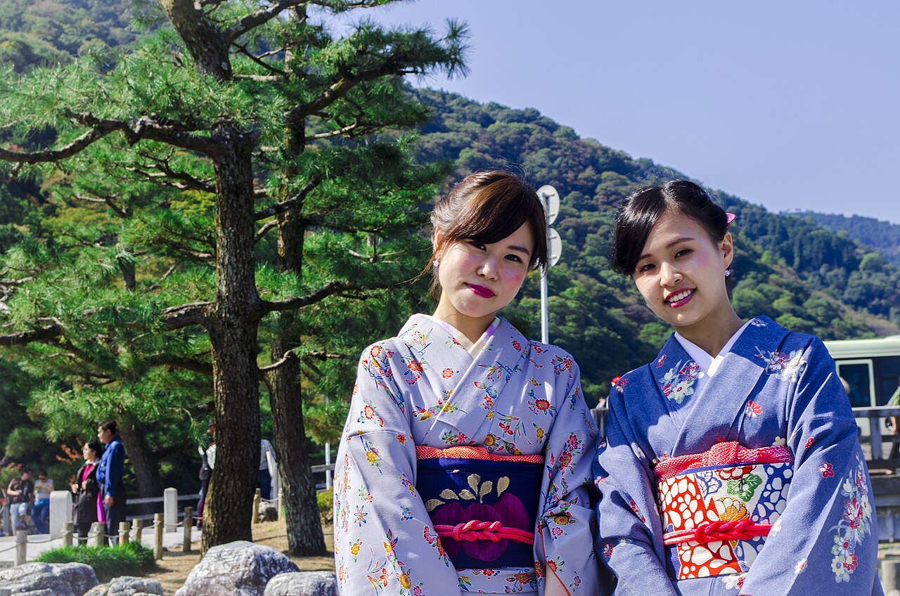 <p>Assim, o quimono passa longe de se limitar a uma indumentária: ele é memória, arte e identidade. Ao entrelaçar passado e presente, continua a tecer histórias que unem Japão e Brasil, celebrando a riqueza da tradição.</p>
