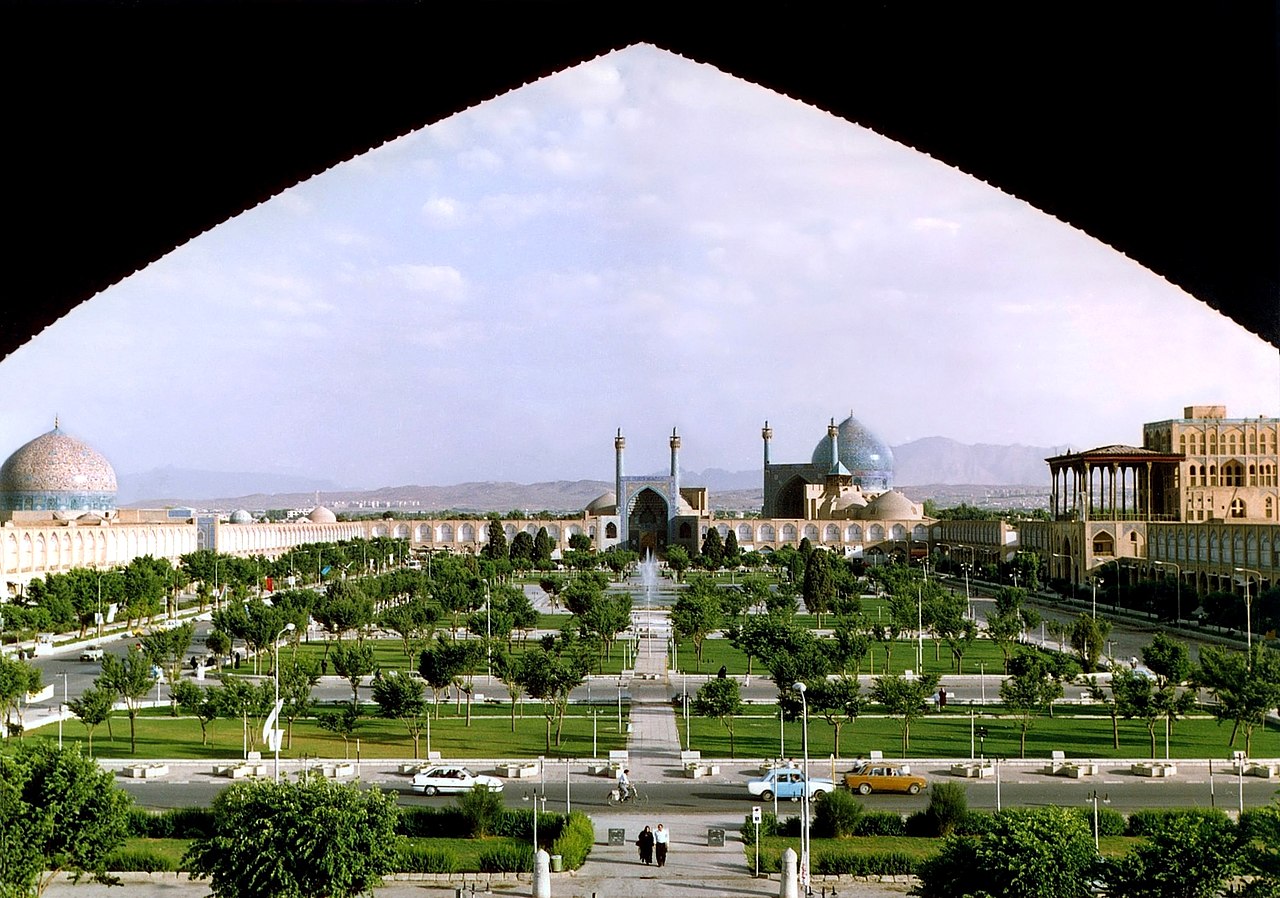 <p>Isfahan, com 2,3 milhões de habitantes e área de 551 quilômetros quadrados, é chamada de “metade do mundo” por sua beleza arquitetônica. A Praça Naqsh-e Jahan e as mesquitas Imã e Sheikh Lotfollah exibem o melhor da arte islâmica. Suas pontes sobre o rio Zayandeh criam uma atmosfera romântica que encanta visitantes.</p>
