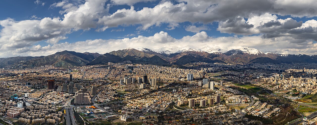 O Irã abriga algumas das cidades mais antigas do mundo, com locais habitados continuamente há milhares de anos. Ao longo dos séculos, essas cidades acompanharam impérios, importantes rotas comerciais e transformações culturais. Hoje, preservam monumentos, tradições e marcas de diferentes períodos de sua longa história. -  (crédito: Amir Pashaei - wikimedia commons )