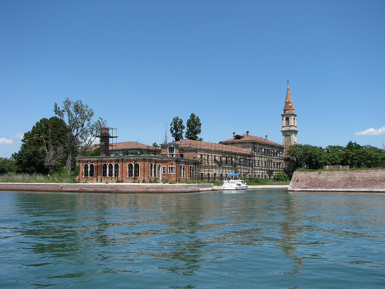 Ilha de Poveglia – Situada na Lagoa de Veneza, na Itália, foi utilizada como estação de quarentena para navios, passageiros e mercadorias durante surtos de doenças contagiosas. No século XX, suas instalações abrigaram uma instituição de saúde e assistência. Relatos de experiências cruéis e de assombrações fazem parte das lendas da ilha, mas não possuem comprovação histórica consistente.