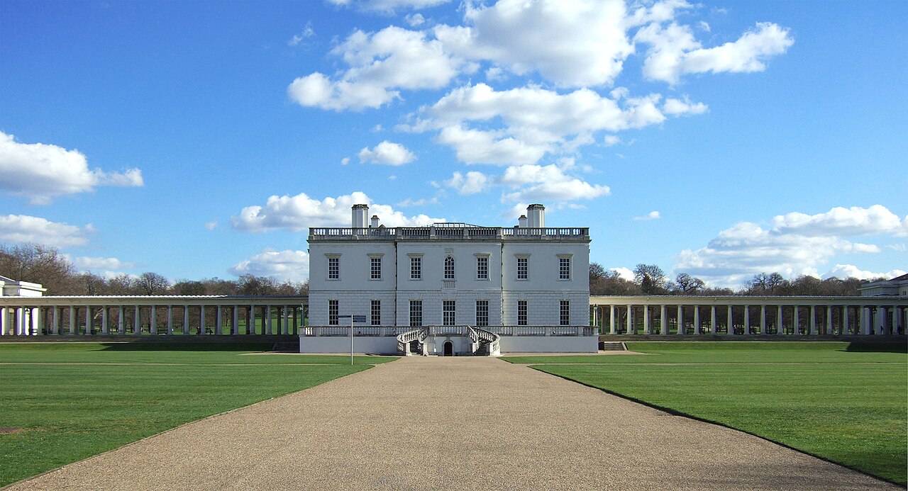 Queen’s House – Esta antiga residência real de Greenwich, em Londres, ficou conhecida no universo paranormal após uma fotografia tirada em 1966 aparentemente mostrar uma figura na Escada Tulipa. A imagem alimentou relatos de assombrações no edifício, embora nunca tenha servido como prova da existência de fantasmas. Hoje, o imóvel integra os Museus Reais de Greenwich e funciona como galeria de arte.