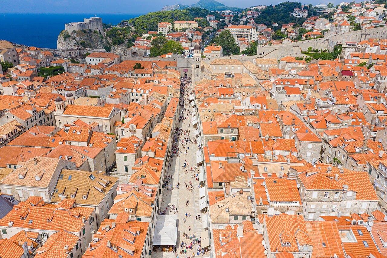 <p>A principal rua de Dubrovnik é a Stradun, também chamada de Placa, um elegante calçadão de pedra calcária que corta o centro histórico murado da cidade. Cercada por edifícios históricos, lojas e cafés, é o coração cultural e turístico do destino croata.</p>
