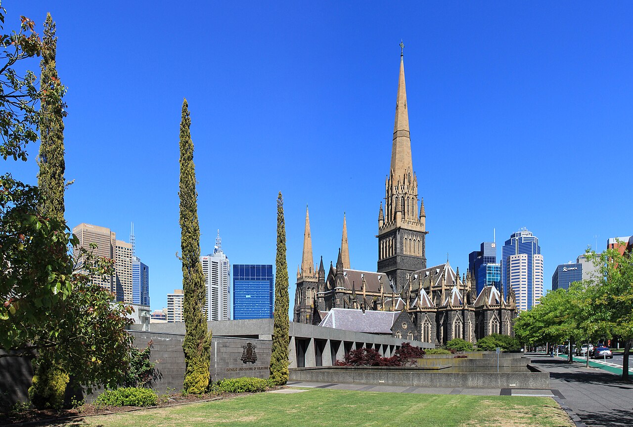 <p>Catedral de São Patrício (Austrália): Localizada em Melbourne, a construção alcança 105 metros e é considerada a maior igreja da Austrália. Seu estilo neogótico conecta a tradição europeia ao contexto colonial.</p>
