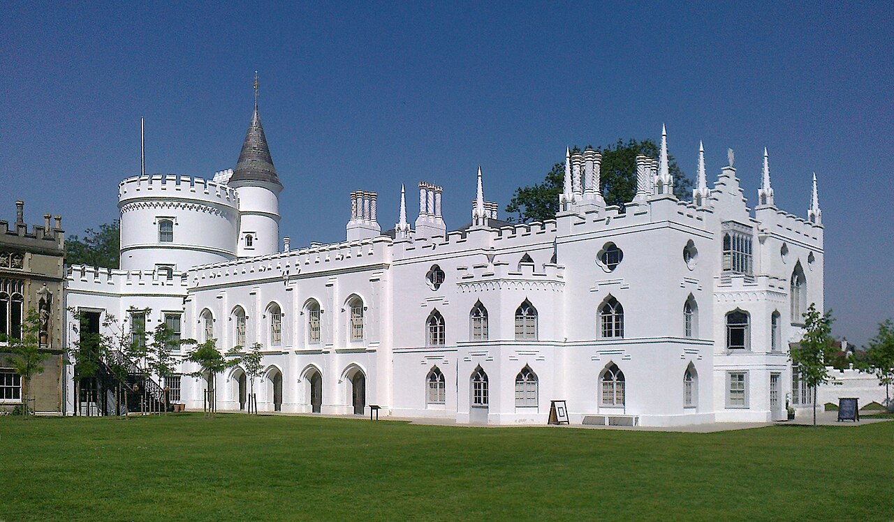 Trata-se de uma casa histórica transformada em museu, localizada em Londres. Construída no século 18 por Horace Walpole, ela é considerada um dos primeiros exemplos do estilo neogótico na arquitetura inglesa. Hoje, o local funciona como atração cultural aberta ao público, com exposições, obras de arte e ambientes preservados. 