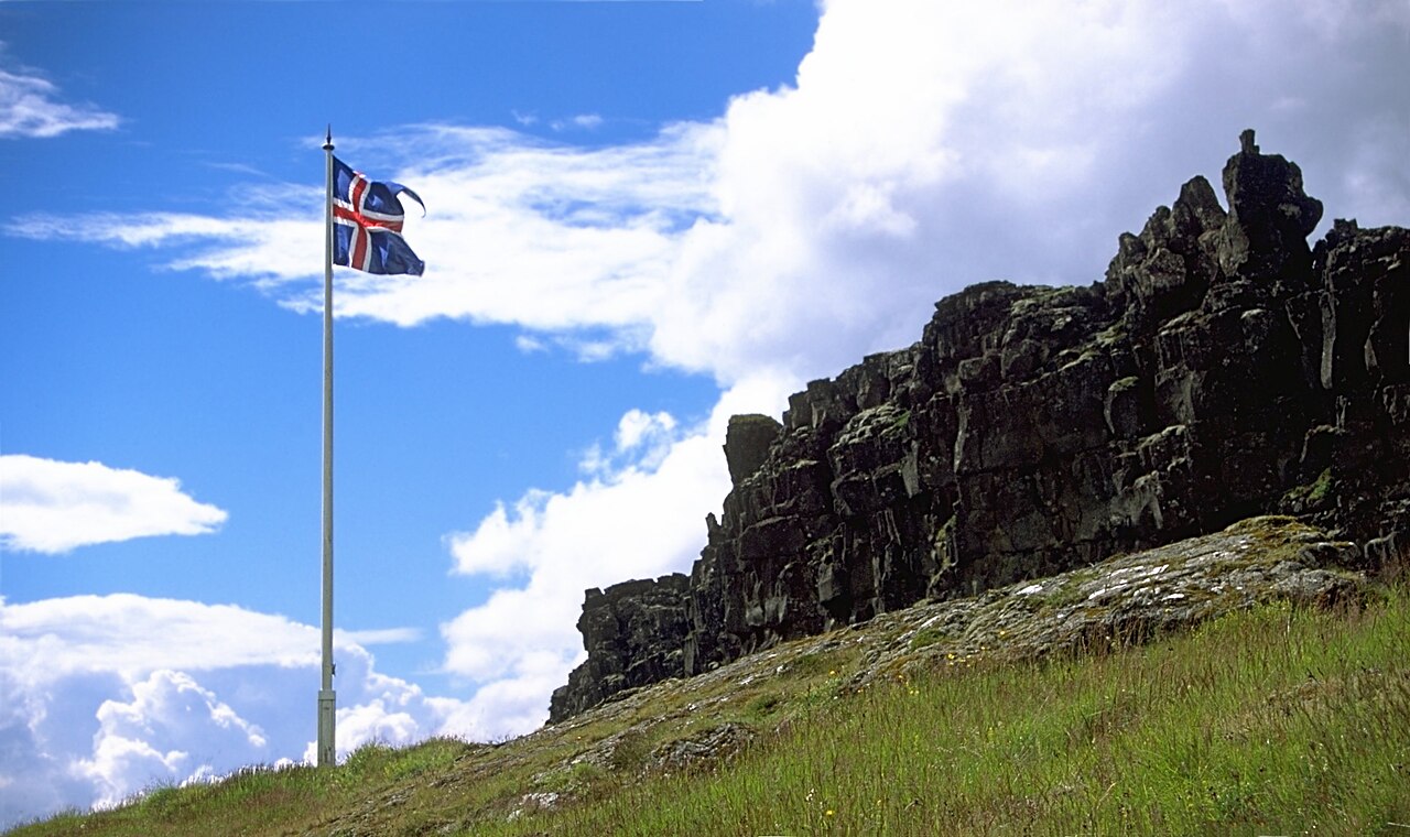 Em 1944, a Islândia declarou sua independência da Dinamarca em Thingvellir. O local foi escolhido pela sua carga simbólica, reafirmando a ligação entre identidade nacional e este vale histórico.