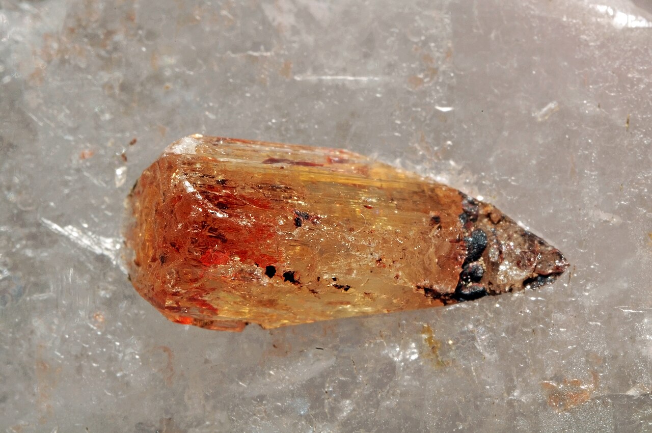 <p>Em práticas esotéricas, o topázio é visto como pedra de clareza mental e equilíbrio emocional. Acredita-se que ele fortalece a confiança e atrai prosperidade. Cada cor é associada a diferentes energias, ampliando seu uso em meditação e terapias alternativas. Assim, a gema transcende o valor material e ganha dimensão espiritual.</p>
<div></div>
