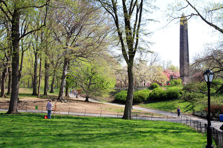 Localizado no Central Park, o obelisco Cleopatra's Needle de Nova York é gêmeo do de Londres. Também com 224 toneladas, foi transportado do Egito em 1881 com financiamento de William Henry Vanderbilt. Instalado próximo à Quinta Avenida, é um dos monumentos históricos mais visitados da cidade e conecta a metrópole moderna à herança faraônica.