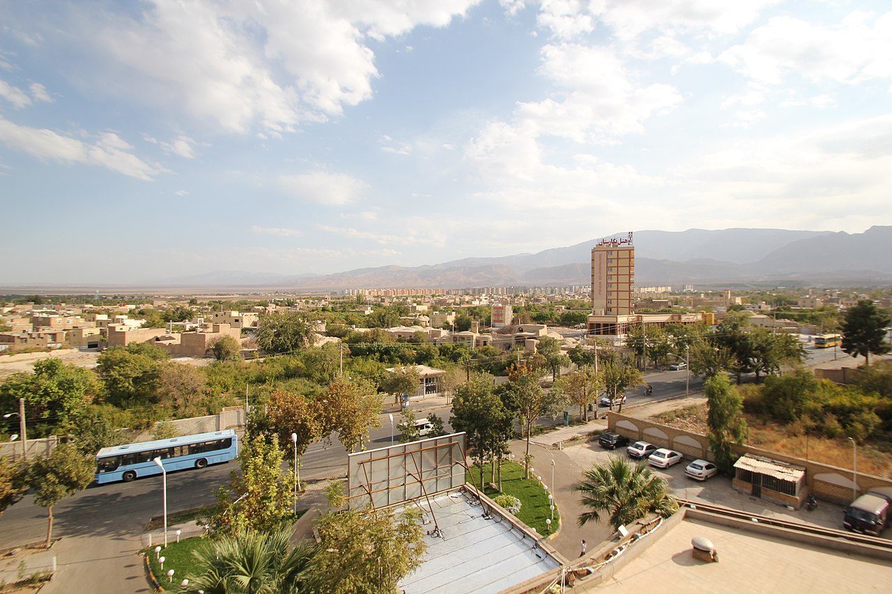<p>Kashan é habitada desde tempos pré-históricos, com sítios como Tepe Sialk revelando ocupação milenar. A cidade prosperou como centro de artesanato e comércio. Suas casas históricas e jardins refletem tradição e permanência cultural.</p>
