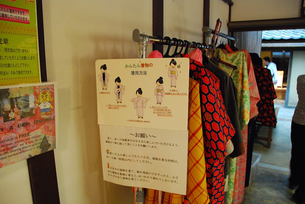 <p>A arte de vestir o quimono, kitsuke, exige técnica e sensibilidade. Cada dobra e amarração carrega significado, transformando o ato de vestir em ritual.</p>
