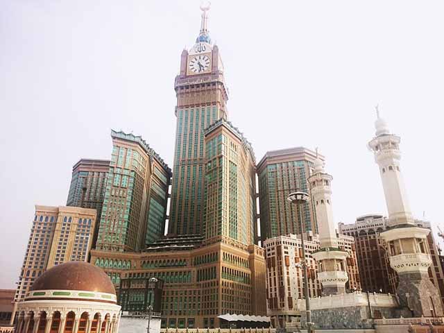 <p>Arquitetonicamente, a Clock Tower combina elementos de arranha-céus modernos com detalhes inspirados na arte islâmica tradicional.</p>
