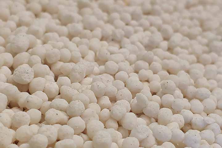 Os nitratos, derivados de fertilizantes, são particularmente nocivos porque se dissolvem facilmente na água. Quando atingem o lençol freático, podem causar a síndrome do bebê azul e outros problemas de saúde. Assim, seu controle é prioritário na agricultura.