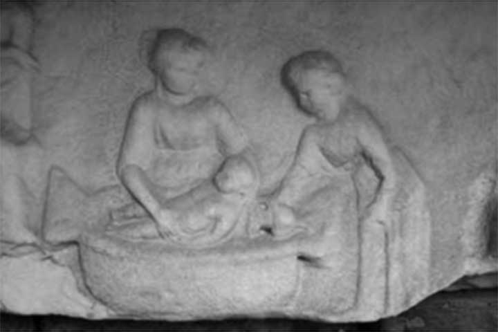 <p>Havia um claro contraste com a lei. Afinal, textos jurídicos romanos proibiam velórios para crianças com menos de um ano. No entanto, o gesso nos sepultamentos infantis mostra que as famílias ignoravam tais normas. O luto privado se sobrepunha às regras públicas.</p>
<div></div>
