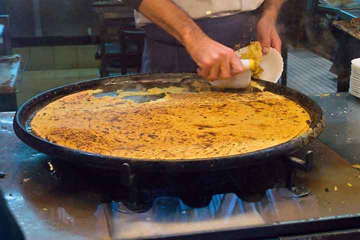 A culinária de Nice é considerada uma das mais autênticas da França, com pratos como a Socca (panqueca de grão-de-bico) e a Salada Niçoise. 
