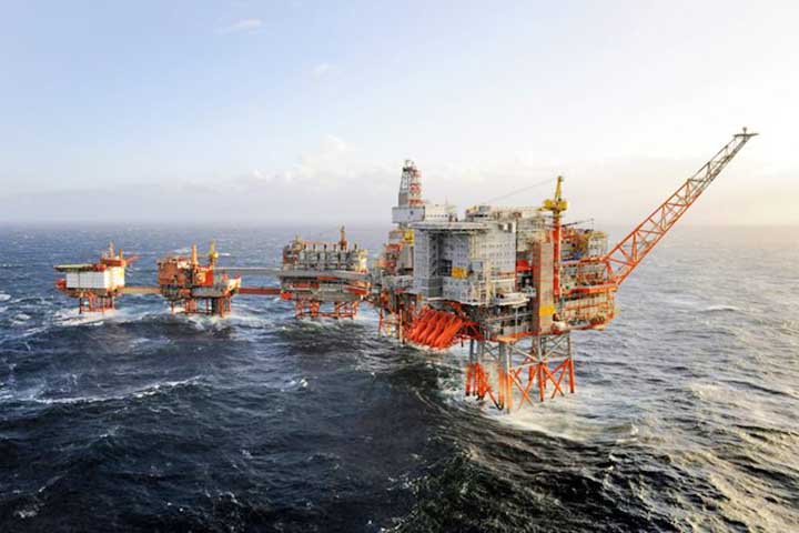 <p>A Noruega é referência na Europa, com exploração avançada no Mar do Norte. Além disso, investe em transição energética, equilibrando produção de petróleo com políticas ambientais.</p>
