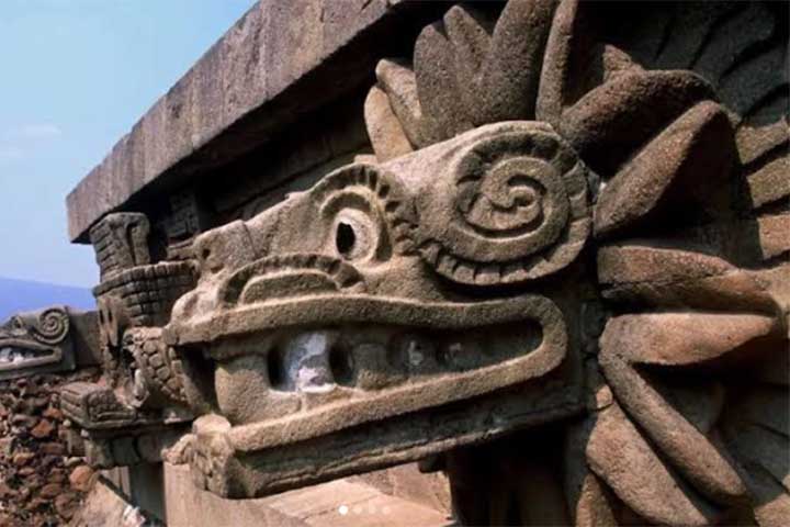 Diversas lendas cercam o quetzal, incluindo histórias que o associam a deuses e heróis. Em muitas narrativas, sua plumagem verde representa a vida e a fertilidade das florestas.