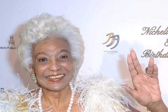 Nichelle Nichols - Cabelos grisalhos/brancos - Reprodução do Instagram @nichellenicholsofficial