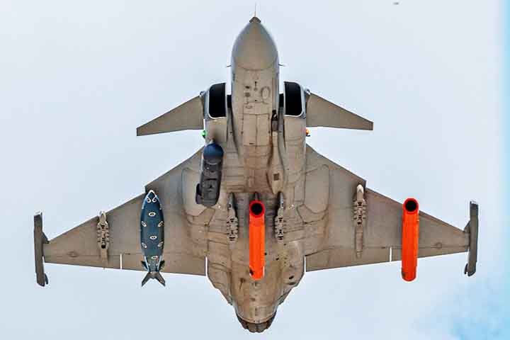 Com sistemas avançados de combate e capaz de operar em cenários variados, o caça F-39E Gripen atinge até 2,4 mil km/h de velocidade. Ou seja, cerca de duas vezes a velocidade do som - daí ser uma aeronave supersônica. A velocidade do som é de aproximadamente 1,2 km/h. 
