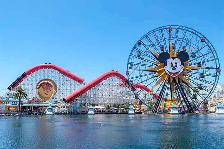 <p>CalifÃ³rnia (EUA) – Localizada em Anaheim, a Disneyland CalifÃ³rnia foi inaugurada em 1955 e Ã© o Ãºnico parque que Walt Disney viu funcionando em vida. O complexo reÃºne dois parques: o Disneyland, com o Castelo da Bela Adormecida, e o California Adventure, que celebra cultura e histÃ³ria californiana. TradiÃ§Ã£o e inovaÃ§Ã£o se encontram em um destino icÃŽnico.</p>
