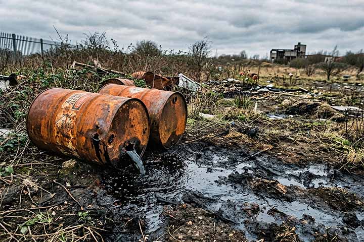 Solventes usados em indústrias químicas e de limpeza se infiltram rapidamente no solo. Eles alteram o sabor e o cheiro da água, além de serem cancerígenos. Portanto, são considerados uma das poluições mais perigosas para o lençol freático.