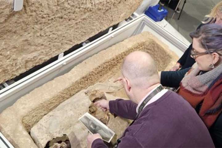 <p>Mais que um material técnico, o gesso era mediador entre vida e morte. Ele registrava corpos e objetos, funcionando como testemunha silenciosa da dor e do cuidado. Sua função transcendia o uso cotidiano.</p>
