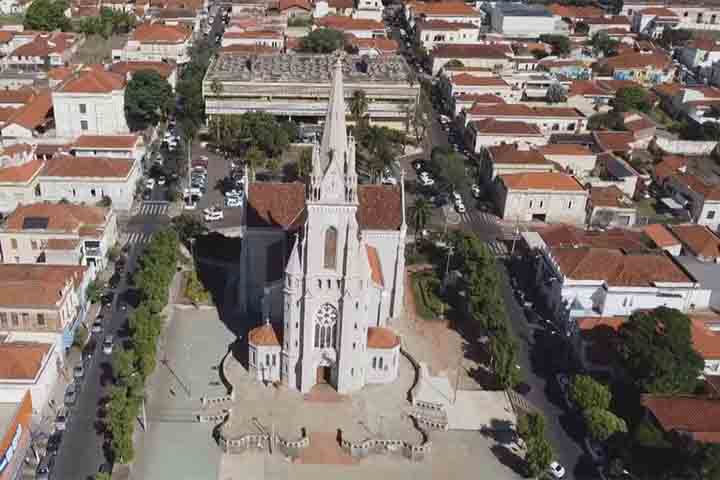 Às margens do Rio Jaú, a cidade combina características típicas do ambiente urbano com traços interioranos. Além da fama de fabricante de calçados femininos, Jaú tem bons indicadores de qualidade de vida.
