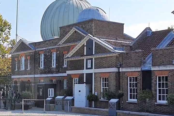 Ela teve em sua origem o Tempo Médio de Greenwich (GMT), substituído pelo Tempo Universal Coordenado (UTC) e, 1972, como padronização internacional do tempo. A medida foi essencial para organizar transportes, comunicações e atividades científicas em escala global. 

