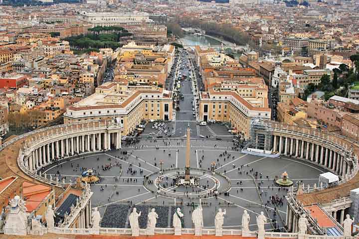 <p>Situada na Praça de São Pedro, a sua construção foi agraciada com contribuições de alguns dos maiores artistas da história da humanidade, tais como Bramante, Michelângelo, Rafael e Bernini. O local cobre uma área de 23 mil metros quadrados ou 2,3 hectares. Isso torna o gerenciamento da segurança um desafio logístico constante.</p>
