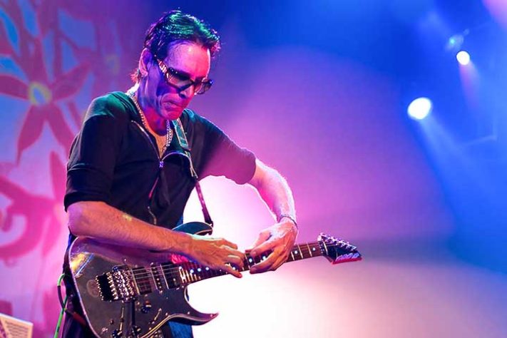 O guitarrista Steve Vai