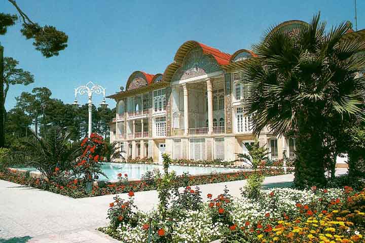 <p>Afif-Abad combina palácio, museu e jardim em um só espaço. Dessa forma, une história militar e beleza paisagística. Além disso, sua coleção de armas mostra outro aspecto da cultura persa em uma diversidade reunida.</p>
