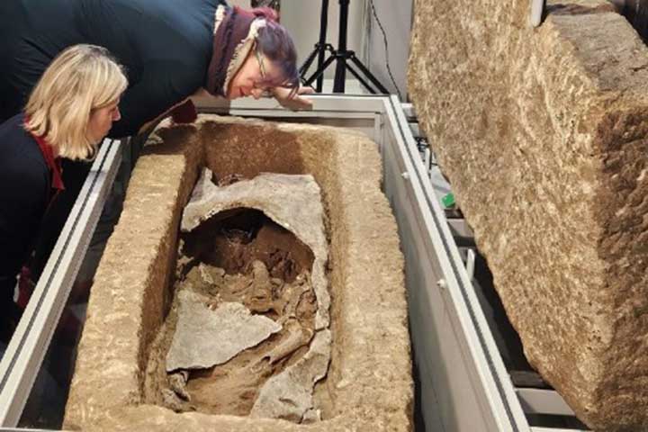 <p>Assim como em paredes revestidas de tinta, o gesso guardava imagens. Nos sepultamentos, guardava lembranças. Essa dupla função reforça sua importância cultural: tanto na arte quanto no luto, o gesso era veículo de permanência.</p>
