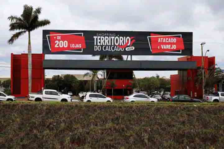 A cidade sedia o maior shopping de calçados da América Latina, o Shopping Território do Calçado. O complexo comercial conta com mais de 180 lojas. 

