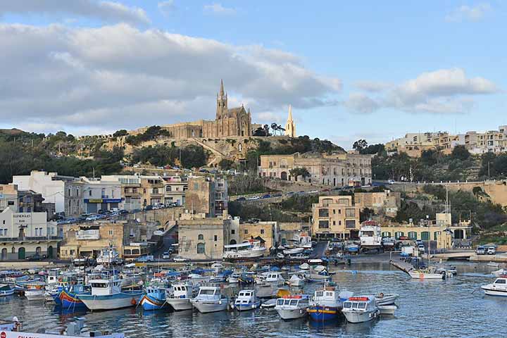 <p>Gozo, maior que Comino, oferece atmosfera fresca e rural. Muitos turistas escolhem se hospedar ali para aproveitar praias menos exploradas. Assim, Gozo revela um lado mais autêntico e tranquilo de Malta.</p>
