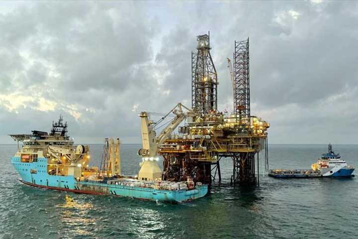 <p>Embora mais conhecido pelo gás natural, o Catar também possui produção relevante de petróleo. Sua estratégia energética diversificada garante estabilidade econômica.</p>
