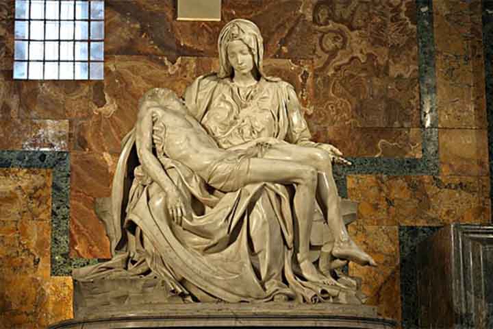 <p>A Pietà de Michelangelo, que também já sofreu ataques no passado  o que reforçou a necessidade de proteção, é um exemplo de tesouro artístico abrigado pela Basílica, além de sua função litúrgica.</p>
