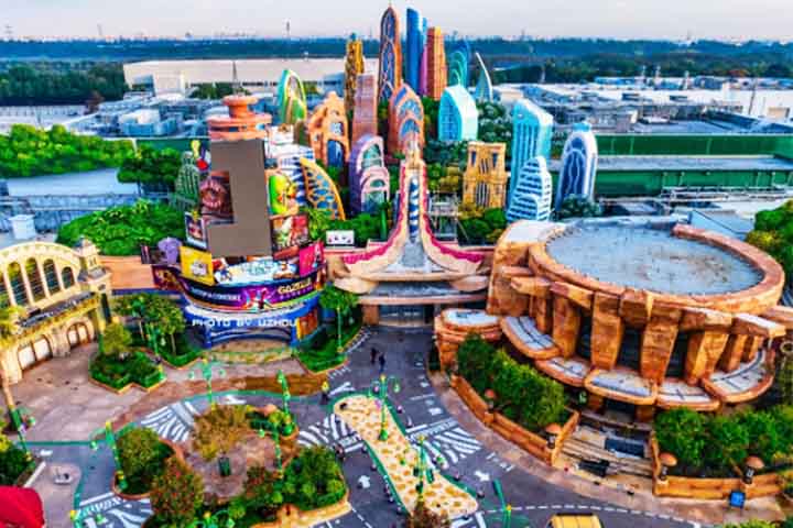 <p>Tóquio (Japão) – Aberto em 1983 em Urayasu, próximo a Tóquio, o Tokyo Disney Resort conta com dois parques: o Disneyland e o DisneySea. Inspirado na Disneyland Califórnia, mas com o castelo do Magic Kingdom, o complexo mistura referências ocidentais com elementos da cultura japonesa, criando uma experiência única e encantadora.</p>
