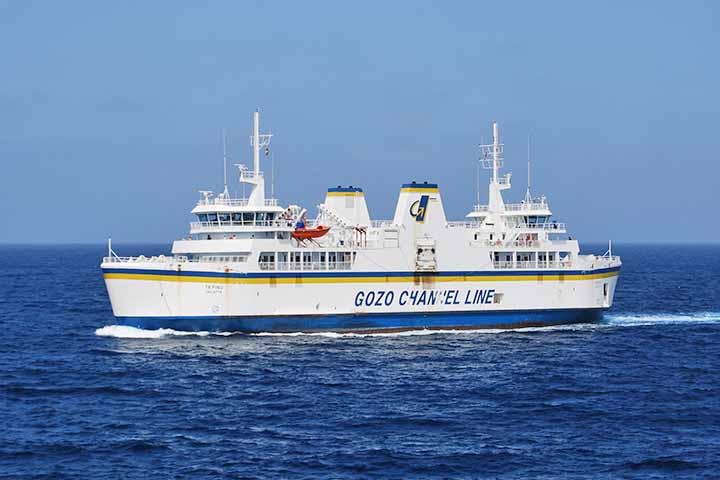 <p>O ferry conecta Malta e Gozo por menos de 5 euros ida e volta. Curiosamente, só se paga na volta, tornando o trajeto acessível e prático. Portanto, o transporte reforça a integração entre as ilhas.</p>
