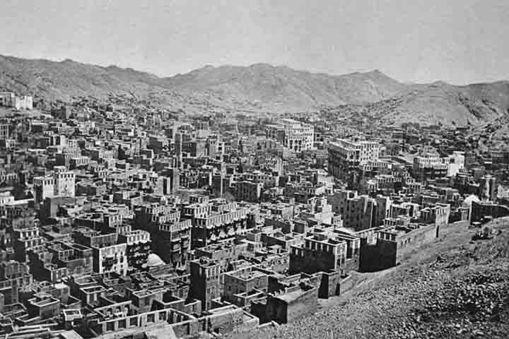 <p>Na época, a cidade já era um importante centro comercial e religioso da Península Arábica, frequentado por diversas tribos que visitavam santuários locais.</p>
